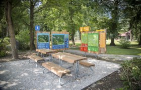Wanderstartplatz Kurpark Reichenau, © Wiener Alpen, Foto: Franz Zwickl Wanderstartplatz im Kurpark Reichenau mit Infotafeln und Sitzbänken.