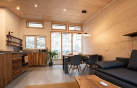 Wohn- und Essbereich, © Silbersberg Cottage Moderner Wohn- und Essbereich mit Holzmöbeln und großen Fenstern.