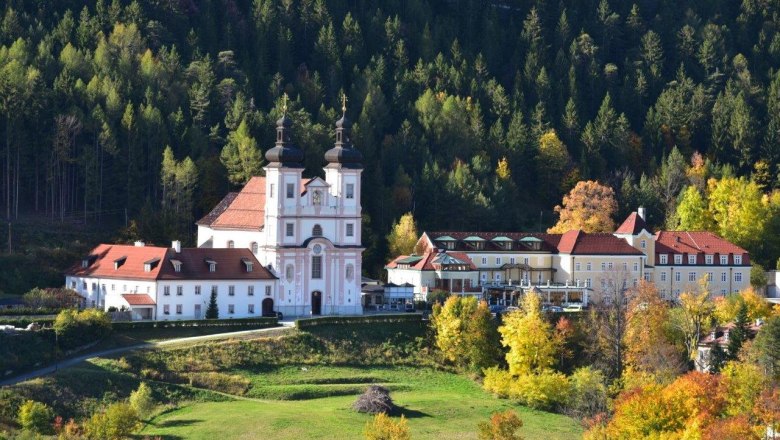 Basilika Maria Schutz, © Wiener Alpen - Zwickl Basilika Maria Schutz umgeben von Herbstbäumen und Wald.