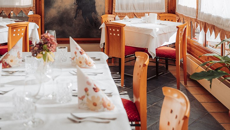 Payerbacherhof, © Payerbacherhof - Christopher Tarkus Elegantes Restaurant mit gedeckten Tischen, Holzstühlen und dekorativen Servietten.