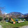 Leo-Hof Kinderspielplatz, © Wiener Alpen Kinderspielplatz mit Rutsche und Schaukel vor Bergkulisse.