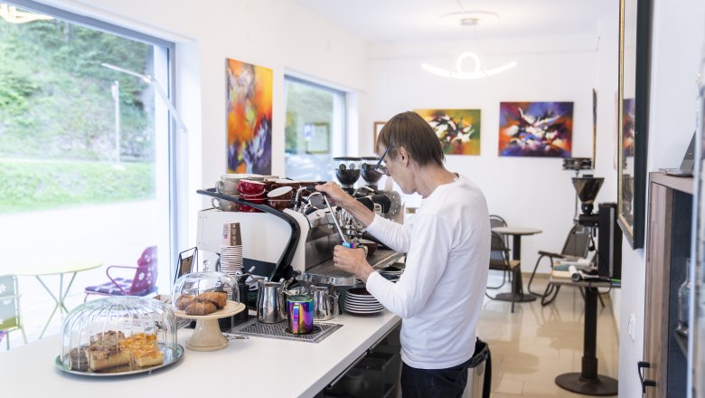 Kaffeehalle Semmering, © wieneralpen_herbst Barista bereitet Kaffee in einem modernen Café zu.