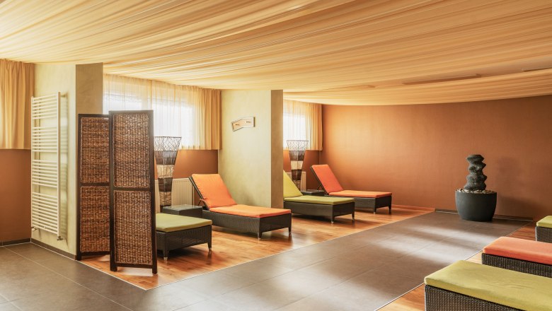 Ruheraum, © Kristina Polleres Ein Ruheraum mit Liegestühlen, Raumteilern und einem dekorativen Brunnen.