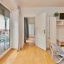 Top 2 - Wohnzimmer, © VP FeWo OG Helles Wohnzimmer mit Holzboden, Glastür zur Terrasse, weißen Möbeln und Pflanzen.
