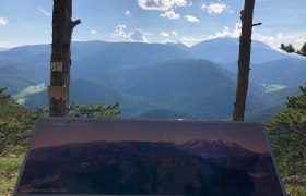 Gösing, © Wiener Alpen Aussichtspunkt Gösing mit Tafel und Blick auf bewaldete Berge