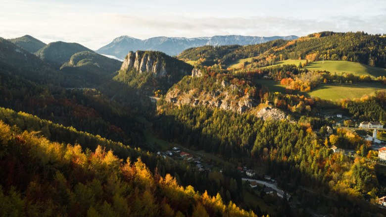Semmeringbahn & Pollereswand, © Wiener Alpen/Martin Fülöp Luftaufnahme der Semmeringbahn und Pollereswand in herbstlicher Landschaft.