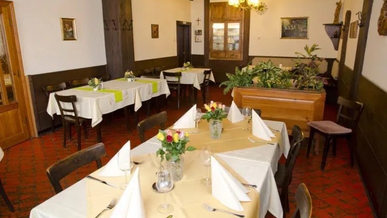 Restaurant - Gasthof Maurer, © Bettina Gnadlinger Innenansicht eines traditionellen Restaurants mit gedeckten Tischen und Pflanzen.