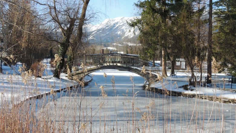 Winter in Reichenau, © Flackl-Wirt Verschneite Landschaft mit gefrorenem Fluss und Brücke in Reichenau.