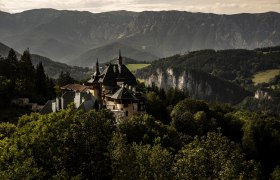 Blick auf Südbahnhotel, © wieneralpen_herbst Blick auf ein historisches Hotel umgeben von Berglandschaft