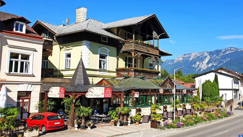 Café Reichenau, © Raxalpen Touristik Ein Café mit Terrasse und Bergblick in einer malerischen Umgebung.