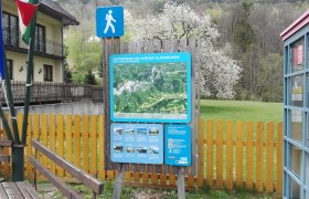 Wanderstartplatz Prein, © Wiener Alpen, Michaela Dorfstätter Wanderstartplatz Prein mit Infotafel und Telefonzelle.