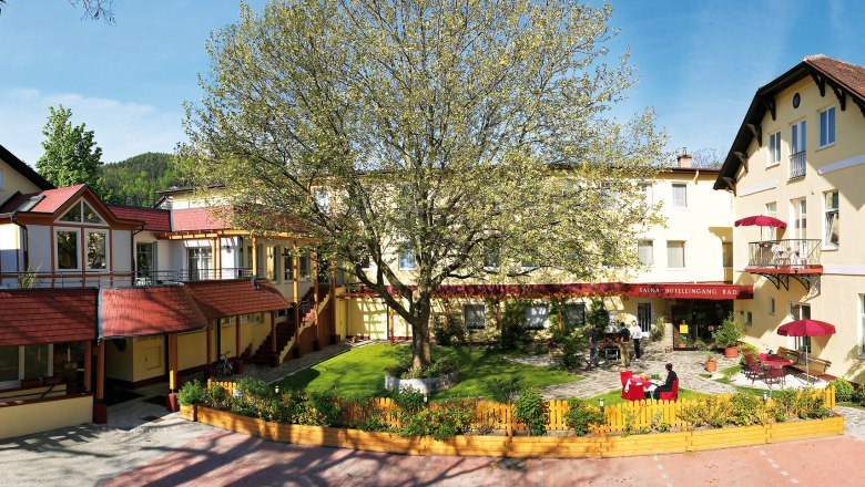 Hotel Payerbacherhof, © C. Redtenbacher Außenansicht des Hotel Payerbacherhof mit großem Baum im Innenhof.