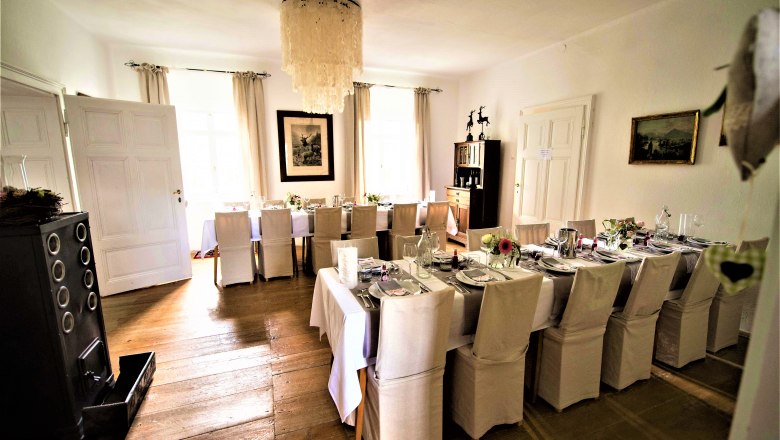Feiern in den Wiener Alpen, © Gluschitz-Goebel Eleganter Speisesaal mit gedecktem Tisch und Kronleuchter.