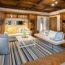 Top 1 - Wohnzimmer, © VP FeWo OG Gemütliches Wohnzimmer mit Holzmöbeln, Sofas, Teppich und Couchtisch.