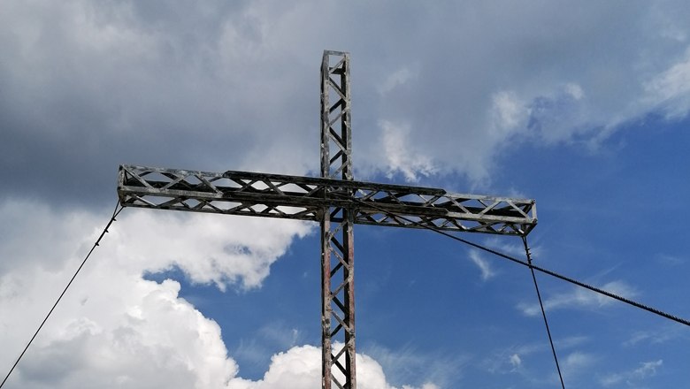 Freiheitskreuz am Jakobskogel, © Wiener Alpen Ein großes Gipfelkreuz auf einem Berggipfel