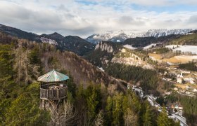 Doppelreiteraussichtswarte, © Wiener Alpen - Fueloep Aussichtsturm im Wald mit Berglandschaft im Hintergrund.