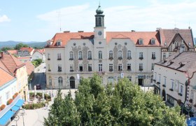 Hauptplatz Neunkirchen, © Stadtgemeinden Neunkirchen Blick auf den Hauptplatz von Neunkirchen mit dem Rathaus