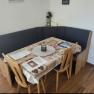 Ferienwohnung Kathi Essplatz, © Leo-Hof/Sandra Reinisch Essbereich mit Eckbank und Tisch in einer Ferienwohnung.