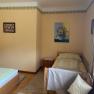 Doppelzimmer kann auch als Dreibettzimmer genutzt werden, © Wiener Alpen Ein Zimmer mit zwei Betten, einem Einzelbett und einem Doppelbett, dekoriert mit Blumenbildern an den Wänden.