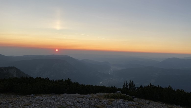 Sonnenaufgang Jakobskogel, © Wiener Alpen Sonnenaufgang über den Bergen am Jakobskogel mit orangefarbenem Himmel.
