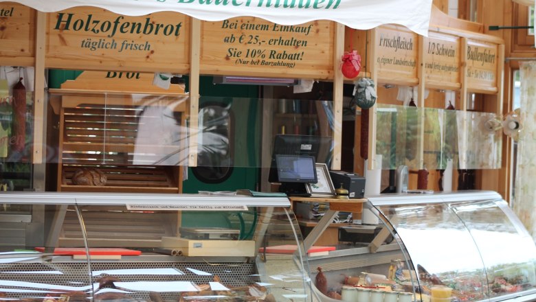 Abhofladen, © Wiener Alpen Innenansicht eines Bauernladens mit Theke und Holzofenbrot.