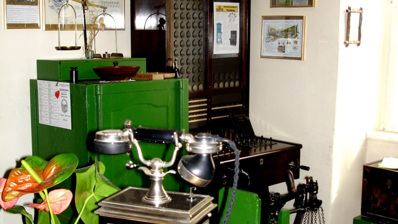 Telefonvermittlung Postamt Küb, © Marktgemeinde Payerbach Historisches Büro mit Telefon und Schaltanlage.