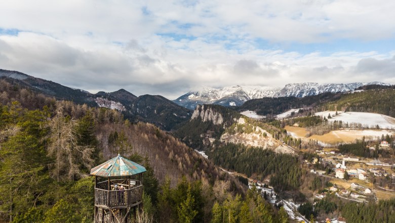 Winterwandern Doppelreiter Aussichtswarte Semmering, © Wiener Alpen - Martin Fülöp Panoramabild im Winter mit leichten Schnee und Ausblick auf umliegende Orte und Berglanschaften