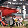 MTB Speckbacherhütte, © wieneralpen_fueloep Zwei Personen sitzen auf einer Bank vor der Speckbacher-Hütte, mit einem Mountainbike im Vordergrund.