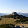 Herbst_Höllental_Rax_07, © (c)wieneralpen-www.eva-gruber.com Berghütte auf einem Hügel mit Bergpanorama im Hintergrund.