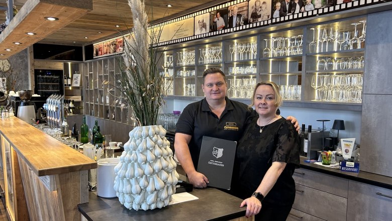 Restaurant Osterbauer, © Thomas Osterbauer Familie Osterbauer hinter einer Bar im Restaurant Osterbauer.