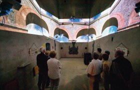 Vinodukt Payerbach, © Franz Zwickl Besucher betrachten eine Projektion eines Viadukts in einem Raum mit Betonwänden.