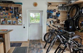 Radwerkstatt Kastner, © Kastner Innenansicht einer Fahrradwerkstatt mit Fahrrädern und Zubehör an den Wänden.