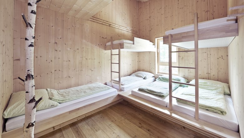 Mehrbettzimmer im Naturfreundehaus Knofeleben, © Wiener Alpen / Bene Croy Mehrbettzimmer mit Holzverkleidung und Etagenbetten im Naturfreundehaus Knofeleben.