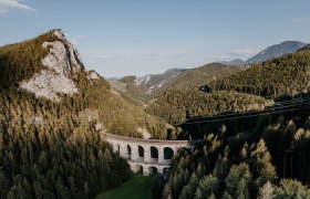 Semmering Bahnwanderweg, Bahnwandern, Wiener Alpen in Niederösterreich, © Wiener Alpen/nicoleseiser.at Blick auf ein Viadukt der Semmeringbahn