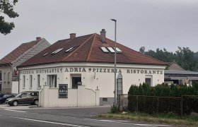 Adria Pizzeria Restaurant, © Wiener Alpen Außenansicht eines Restaurants mit der Aufschrift 'Adria Pizzeria Ristorante'.