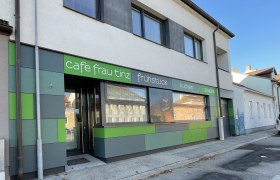 Cafe Frau Tinz, © Wiener Alpen/Lechner Außenansicht des Cafés Frau Tinz mit grüner und grauer Fassade.