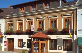 Gasthof Maurer, © Gasthof Maurer Traditionelles Gasthaus mit Blumen und Fahnen.