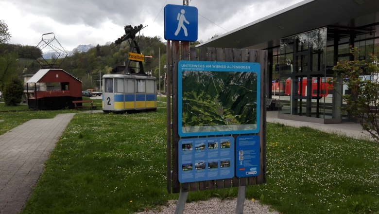 Wanderstartplatz Payerbach, © Wiener Alpen, Michaela Dorfstätter Wanderstartplatz in Payerbach mit Infotafel und alter Seilbahngondel.