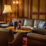 Barbereich, © Traumbild - Gerhard Wolkersdorfer Gemütlicher Barbereich mit Ledersofas, Holztisch und Lampen.