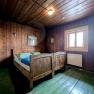 Karl-Ludwig-Haus Doppelzimmer, © Kai Weidinger Rustikales Doppelzimmer mit Holzwänden und -möbeln, zwei Einzelbetten, Fenster und Heizung.