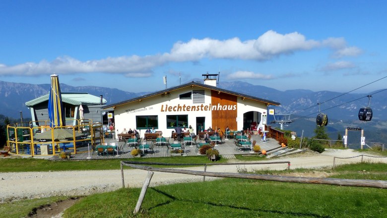 Panoramarestaurant, © Nazar Nadza Liechtensteinhaus mit Terrasse und Seilbahn in den Bergen.
