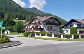 cafe-naturpark-2, © Naturpark Falkenstein Ein Café-Restaurant in einer ländlichen Gegend mit Bergen im Hintergrund.