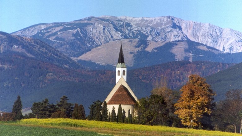 Petersberg Ternitz, © Stadtgemeinde Ternitz Kirche vor Berglandschaft in Ternitz, Österreich.