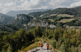 Semmering Bahnwanderweg, Bahnwandern, Wiener Alpen in Niederösterreich, © Wiener Alpen/nicoleseiser.at Blick auf die Pollereswand mit Viadukt, dem 20 Schilling Blick, Davor sind zwei Wanderer zu sehen.