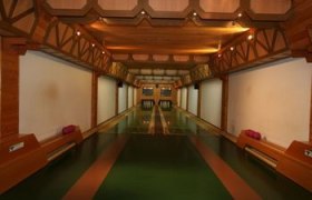 Kegelbahn im Raxalpenhof, © Raxalpenhof Innenansicht einer traditionellen Kegelbahn mit Holzelementen und zwei Bahnen.