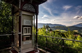 Kultursommer Semmering, Kulturveranstaltungen, Region Semmering Rax, Wiener Alpen in Niederösterreich, © Wiener Alpen/Robert Herbst Ausblick von der Hochstraße Semmering auf das Südbahnhotel, dahinter sieht man Rax und Schneeberg