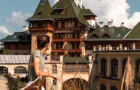 Come to LA Lower Austria, Südbahnhotel, Semmering, Wiener Alpen in Niederösterreich, © Niederösterreich Werbung/Lukas Matocha Umgeben von majestätischen Bergen und üppigem Grün, lädt die Atmosphäre zum Verweilen ein. Die historische Architektur des Südbahnhotels harmoniert perfekt mit der atemberaubenden Landschaft, die sich im Hintergrund entfaltet. Hier erleben Besucher die Schönheit des Bergsommers in Niederösterreich.