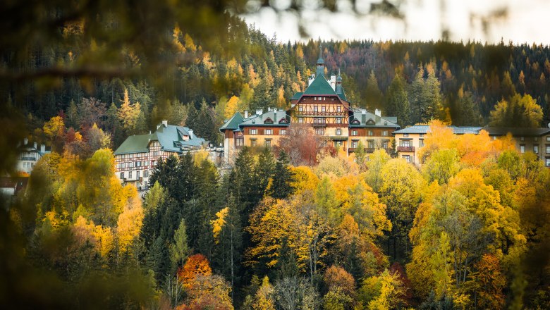 Südbahnhotel Semmering, © Wiener Alpen- Fülöp Südbahnhotel Semmering im Herbst, umgeben von buntem Laubwald.