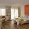 Doppelzimmer, © Michele Unger Ein modernes Doppelzimmer mit Holzboden, einem Doppelbett, Sofa, Tisch und großen Fenstern mit Vorhängen.