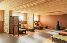 Ruheraum, © Kristina Polleres Ein Ruheraum mit Liegestühlen, Raumteilern und einem dekorativen Brunnen.